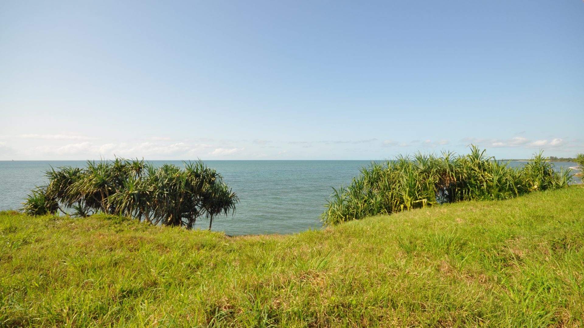 Amboni Beach – sloping cliff…