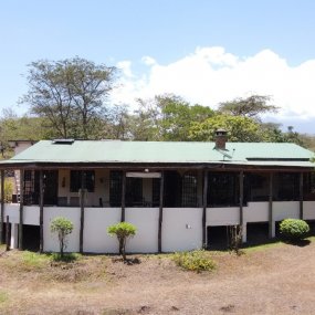 Four Bedroom House & Guest Cottage Bordering Arusha National Park