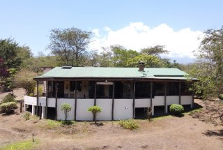 Four Bedroom House & Guest Cottage Bordering Arusha National Park