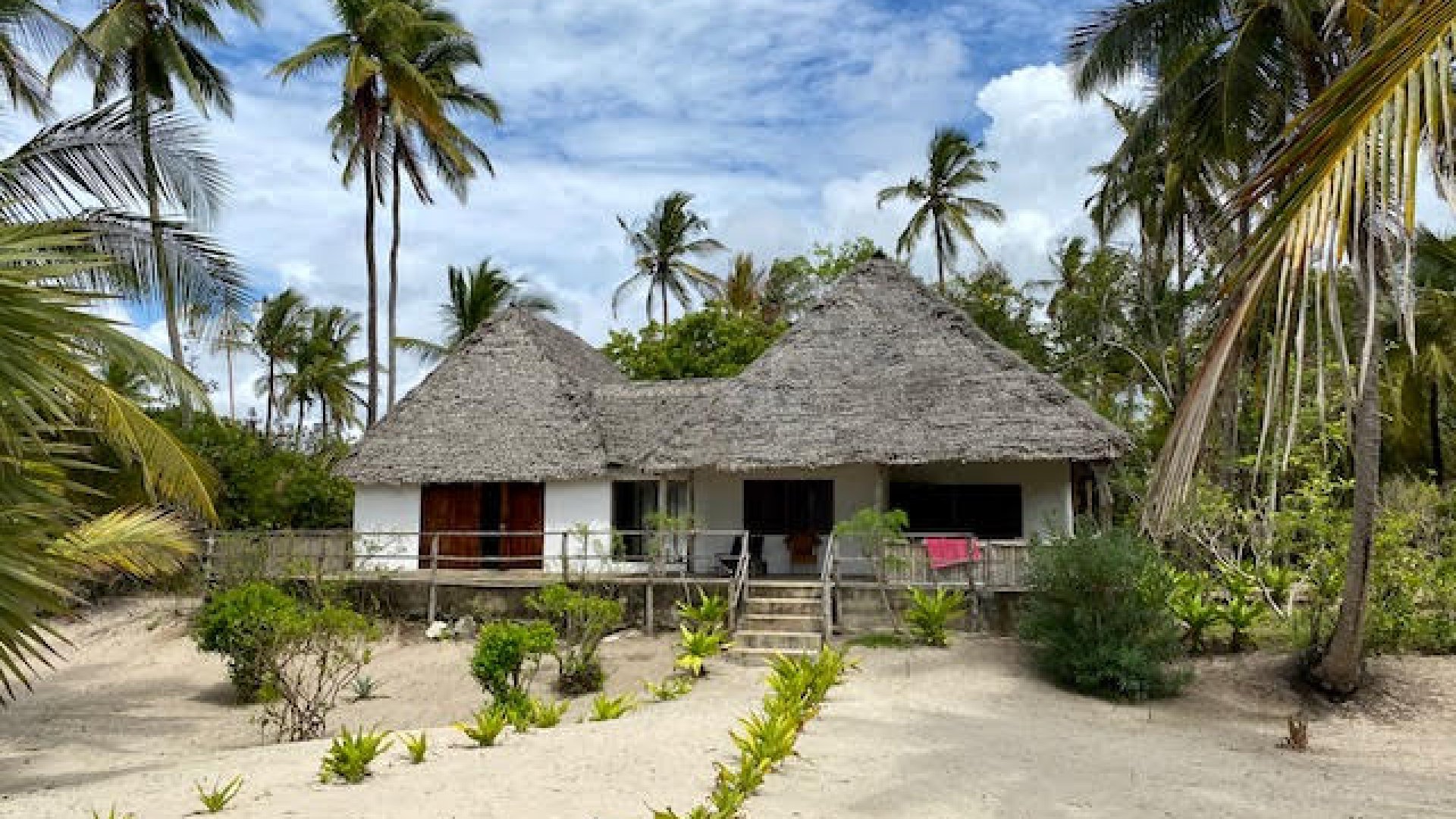 Ushongo Bay –  A few steps from the beach!
