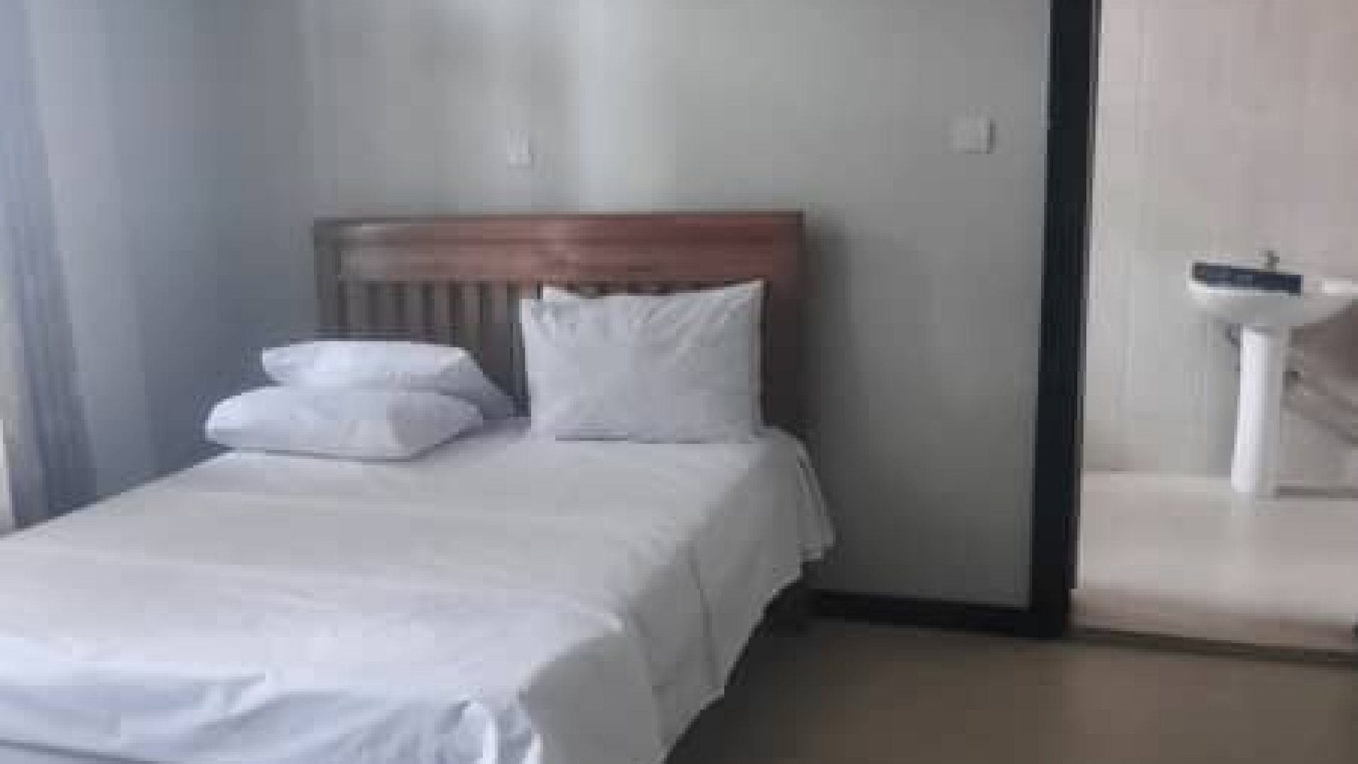 Three Bedroom Four Bathroom Apartment in Oysterbay