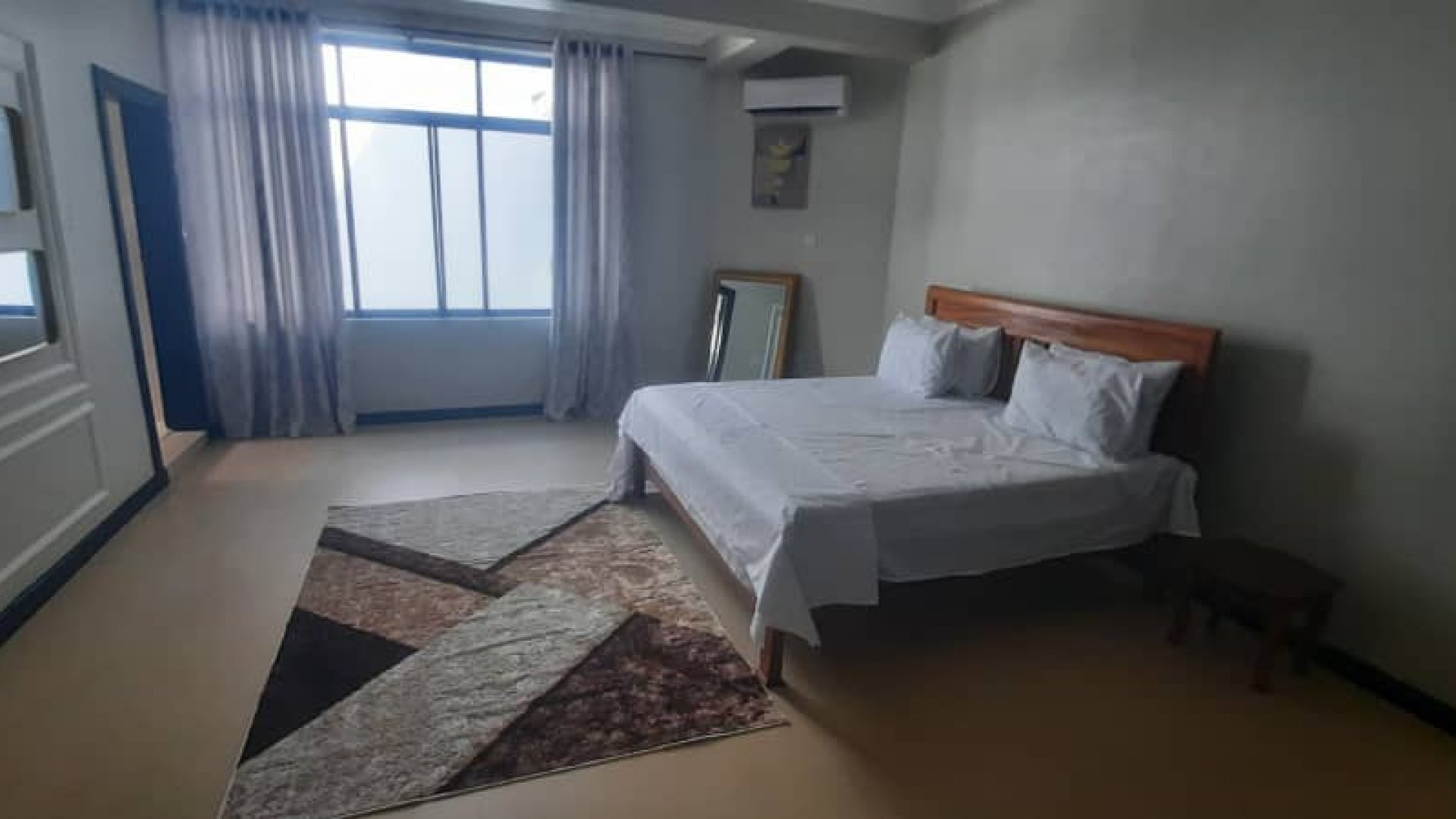 Three Bedroom Four Bathroom Apartment in Oysterbay