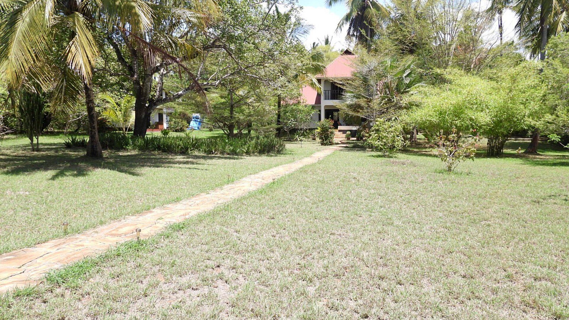 Kigombe – Spacious furnished house & guest house – on a quiet beach